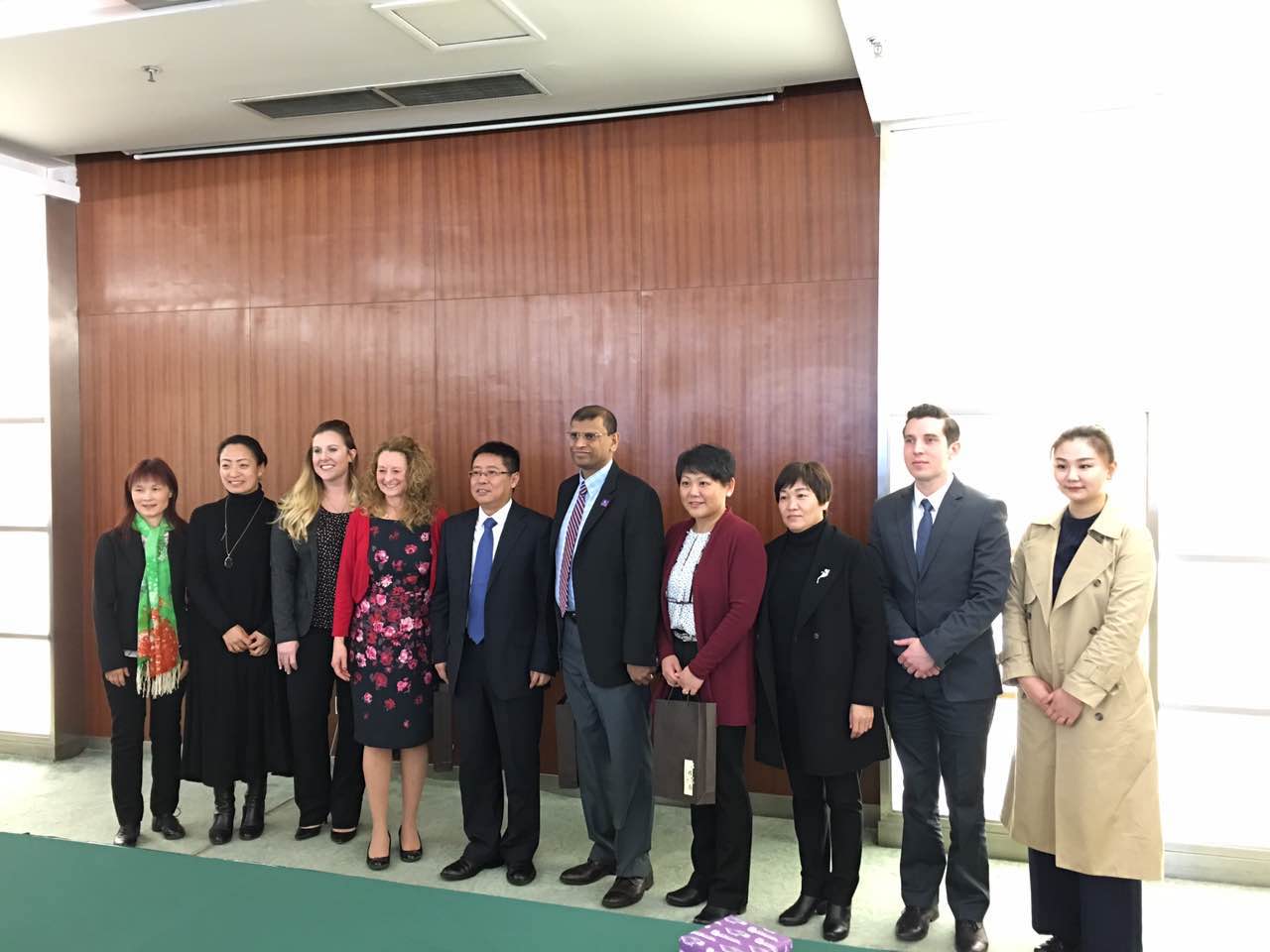 The discussion on the educational collaboration between Zhengzhou University and University of Wisconsin Whitewater (including the 2+2 program, short-term exchange programs and the programs concerning master degree)