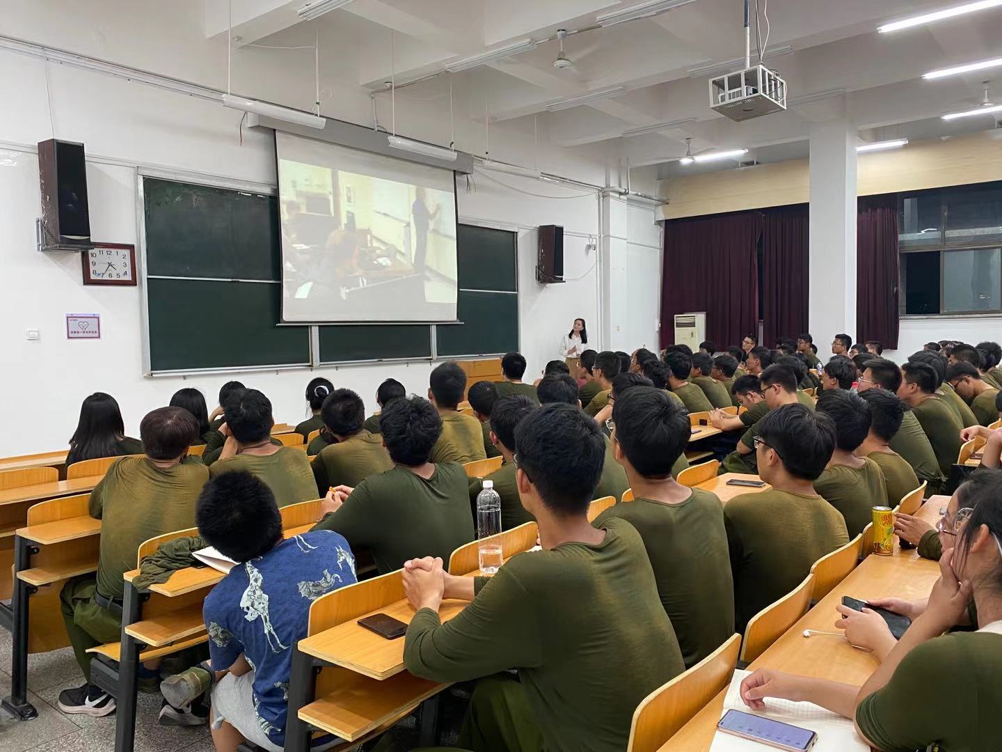 CCICE代表团受邀为郑州大学国际学院2020级项目内新生开展宣讲会